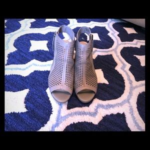 Bella-Vita Heeled Peep-toe Zippered Sandals Sz 9